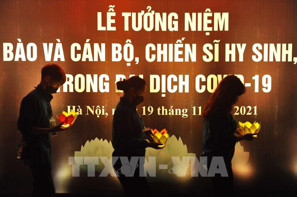 Cérémonie commémorative solennelle pour les victimes mortelles du COVID-19 au Vietnam